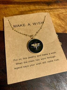 Enamel Glaze Inlay Bee Wish Necklace for Women.